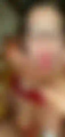 Recebendo uma facial.