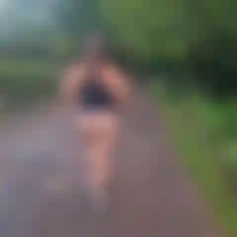 Bunda e maminha brilham em uma caminhada na floresta.