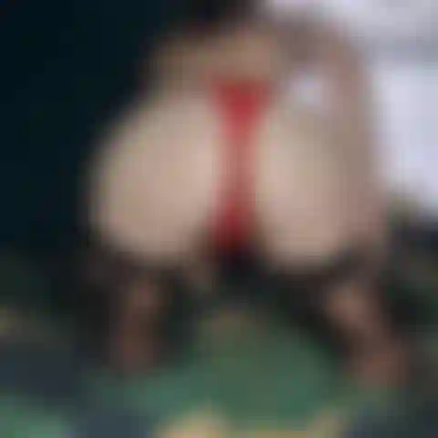 Inserção de plug anal provocante.