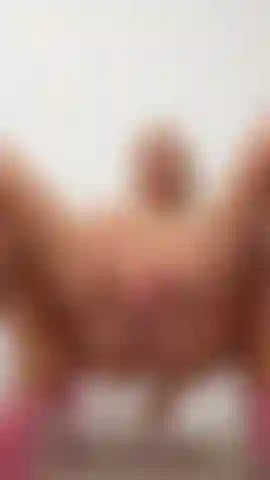 Me fodendo com meu novo dildo de vidro usando apenas meus saltos. 💕 Você pode claramente ouvir e ver o quanto eu gostei. Acho que você também vai gostar do ângulo... Minha 🐱 está bem na sua cara. 🤤.