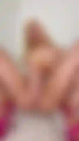 Foda com dildo em close e cavalgada, de frente e por trás. 🤤 Não estou usando nada… só meus saltos! Cornos, vocês também vão gostar desse, estão bem aos meus pés me vendo tomar pau. Nudez total + penetração com duração de 2:40 minutos.