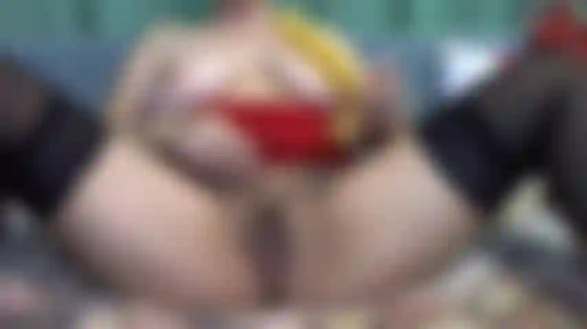 Brinco com minha buceta molhada.