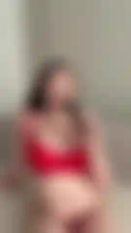 Mamada profunda gostosa — garota curvilínea chupando um pau grande e grosso🍆.