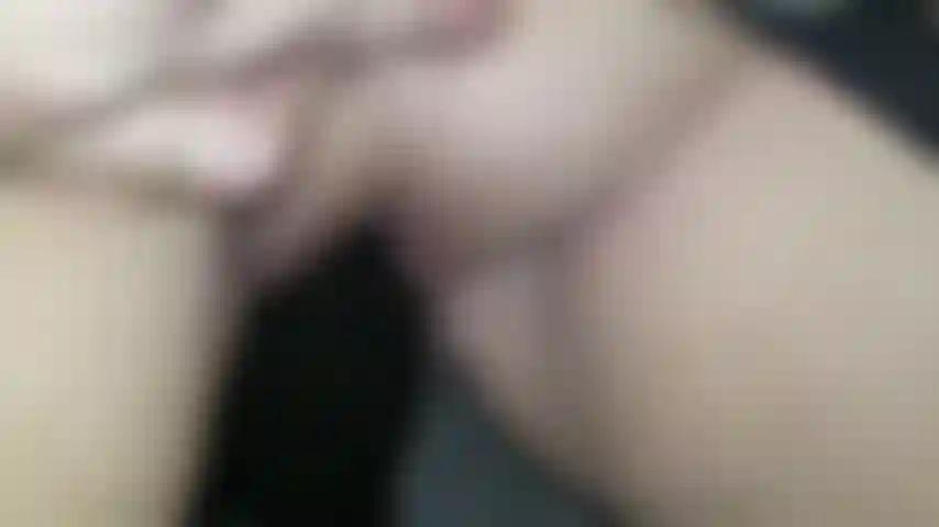 Eu brincando com um enorme vibrador preto. Você sabe que sou tamanho queen e adoro ser preenchida. Observe enquanto tento esticar minha buceta para esse brinquedo monstro.