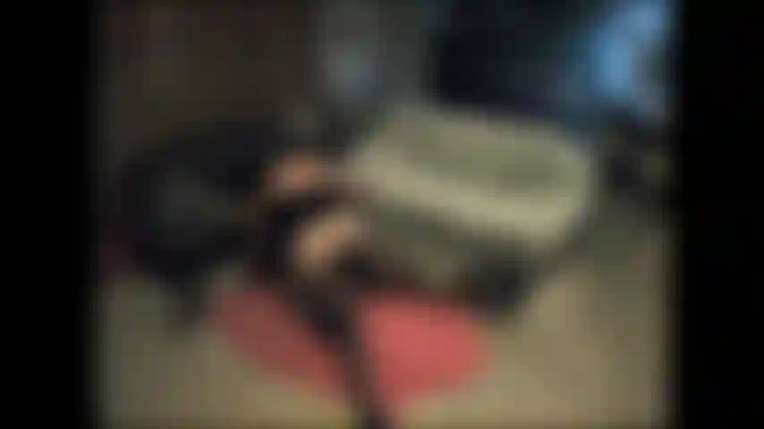 Eu montando um dos meus touros negros no chão da sala. Ele esticou minha buceta muuuito bem.