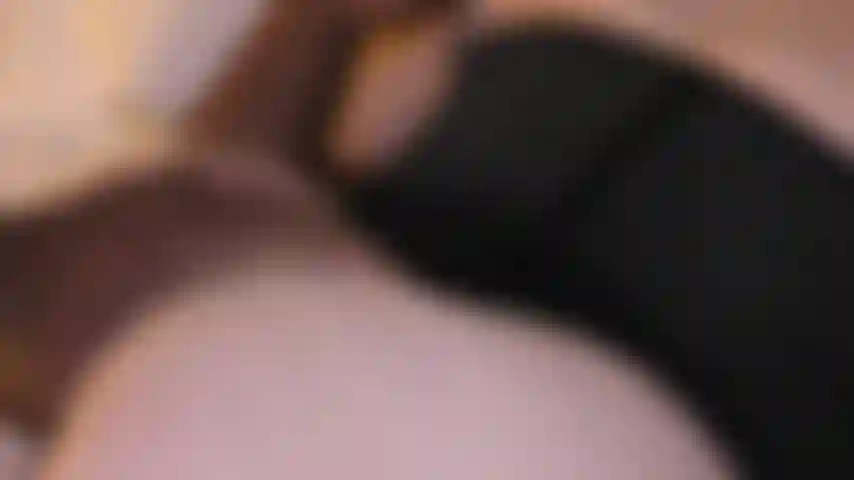 Veja como um pau preto goza no meu cu e o esperma escorre na minha buceta!