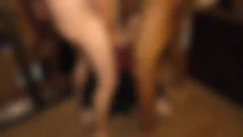 Eu dando um boquete duplo para um pau de chocolate e baunilha. Tenho minhas mãos enroladas em pênis enquanto minha boca molhada alterna entre eles.