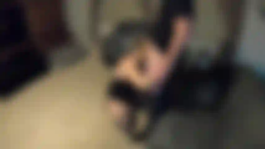 Meu ex-namorado veio à cidade e saímos para tomar um drink. Acabei na minha casa e ele me dobrou no sofá e me bateu. O marido ficou feliz em filmar. Ele despejou a camisinha nas minhas tetas :).