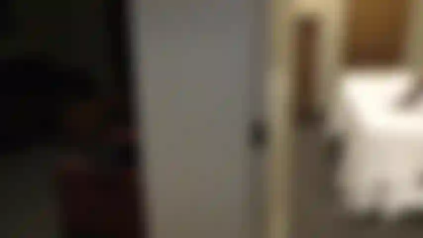 O marido me pega brincando com minha buceta cheia de porra depois que um touro foi embora. Pensei que ele ficaria chateado por eu não ter usado camisinha, mas ele estava mesmo excitado! Ele adora segundos desleixados.