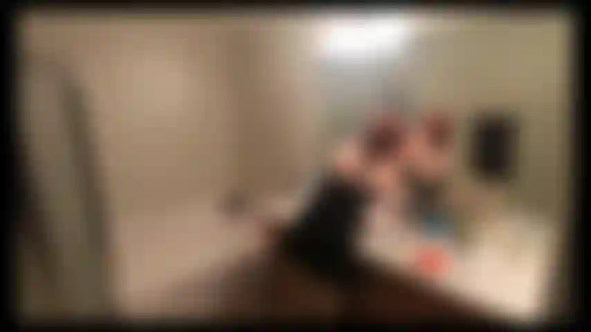 Meu enteado me encontra me preparando para ir jantar com esse pai enquanto ostenta uma enorme ereção. Decido ajudá-lo e ele me faz um grande tratamento facial depois que eu disse para não fazer isso.