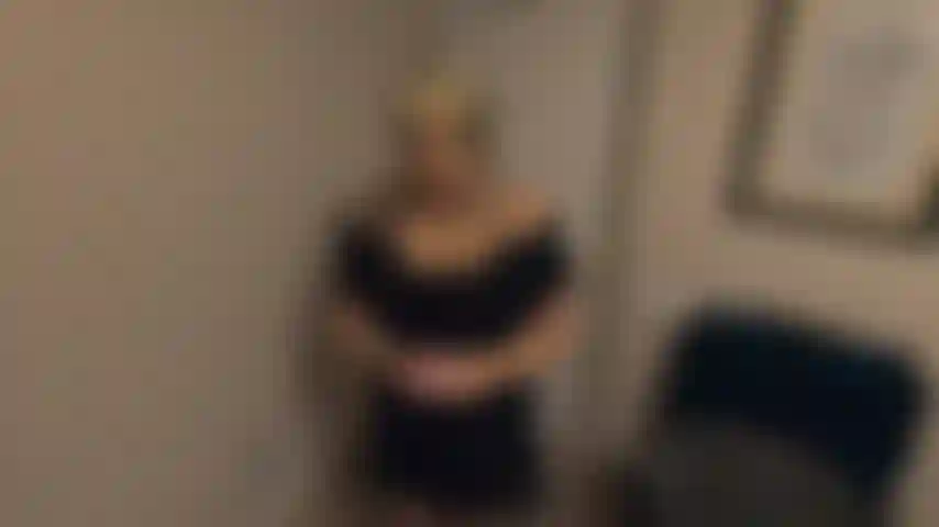 Cheguei tarde em casa depois de foder em um hotel e não esperava que meu marido ainda estivesse acordado. Tive que confessar que não usei camisinha e peguei um creampie enorme e exibi enquanto brincava com minha bucetinha.