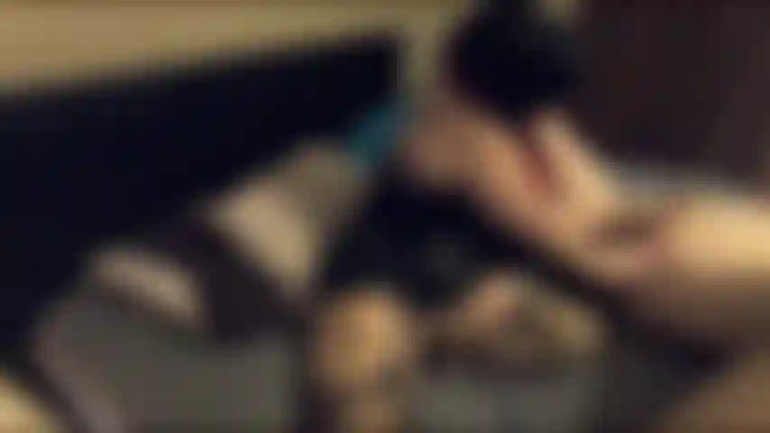 Decidi lubrificar a bunda do meu marido e massagear sua próstata enquanto masturbava seu pau. Ele sempre goza tanto quando eu toco sua bunda :).