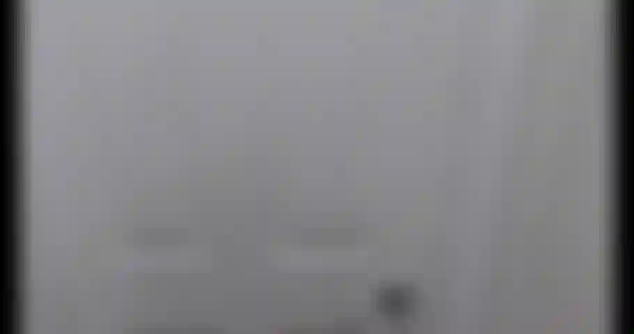 Traindo bj no banheiro durante uma festa de ano novo.