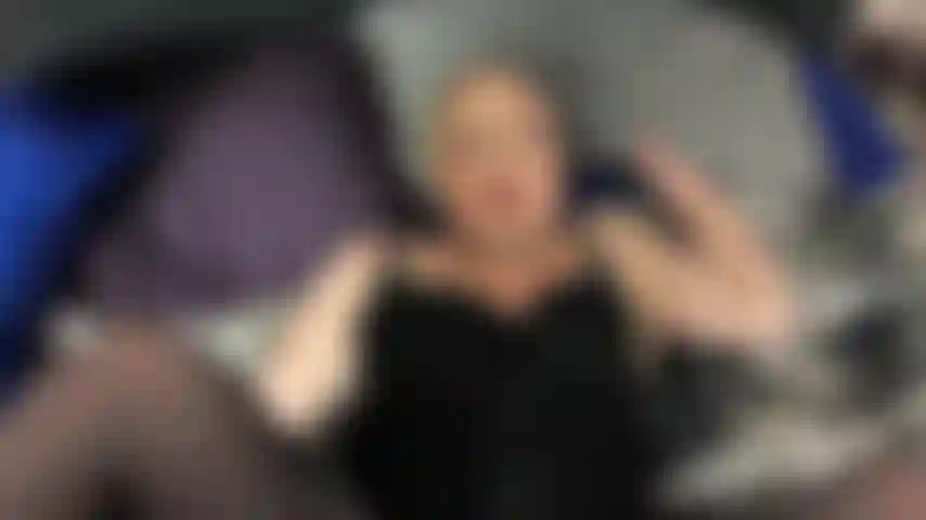 Pov transa com um grande amigo meu. O marido está no trabalho, mas ele não se importa quando meu amigo enche minha buceta de porra quente;).