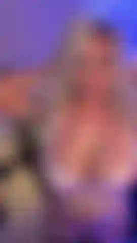 Na minha lingerie rosa com alcinhas eu falo safadezas sobre ser uma vadia bimbó e como você é um pervertido viciado. Você simplesmente não consegue parar de se masturbar pensando em mim.