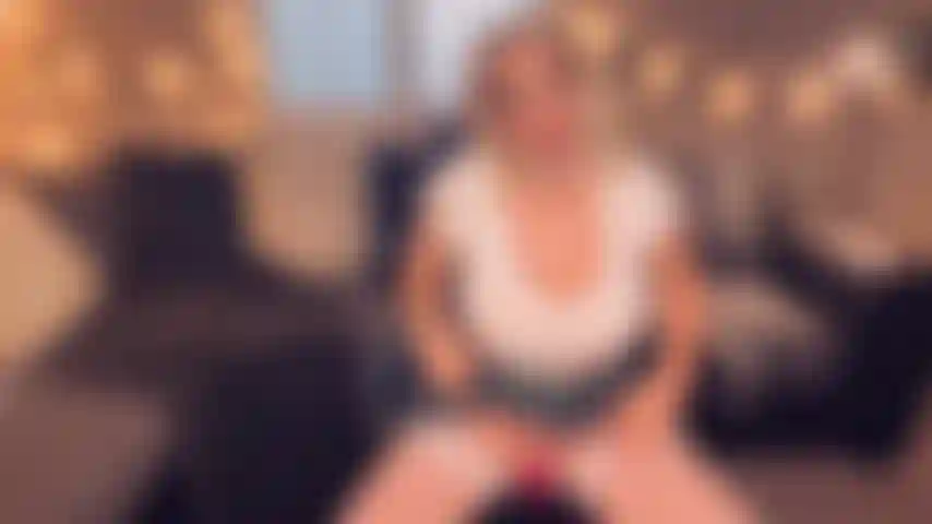 A menina da escola esguichando.