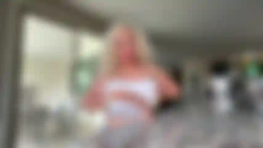 Eu chupo meu dildo grande e grosso na minha bancada da cozinha. Eu passo óleo nos meus peitos e faço um broche com eles. Eu os bato na bancada enquanto fodo aquela rola grande.