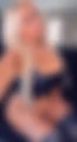 Tease vídeo em látex e botas de couro.