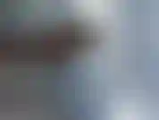 Garota de biquíni na praia.