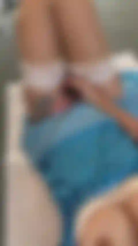 O marido controla o brinquedo novo.