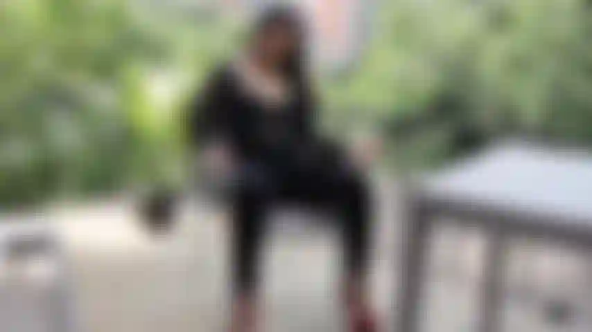 Usando leggings pretas.