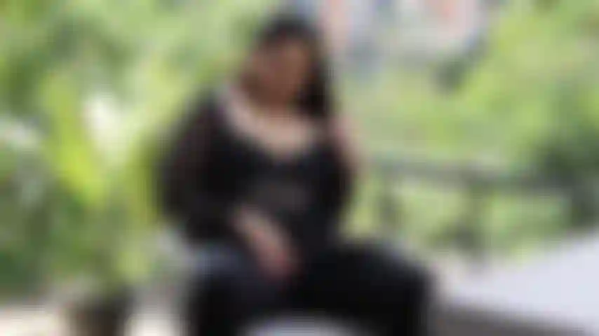 Vestindo leggins pretos e ficando nua.