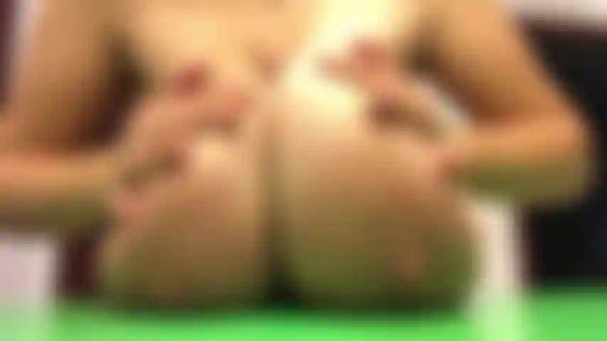 Titty foda no seu pau enorme.