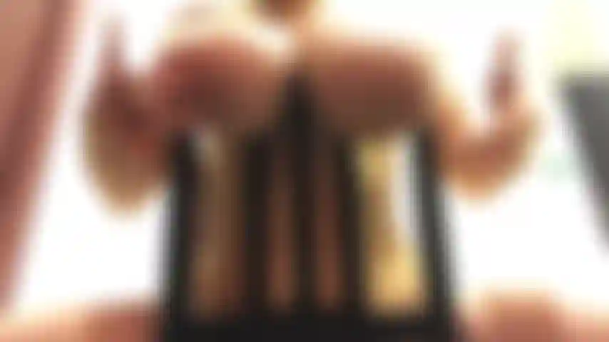 Peitos enormes pendurados livremente na cadeira e jogo de mamilos.