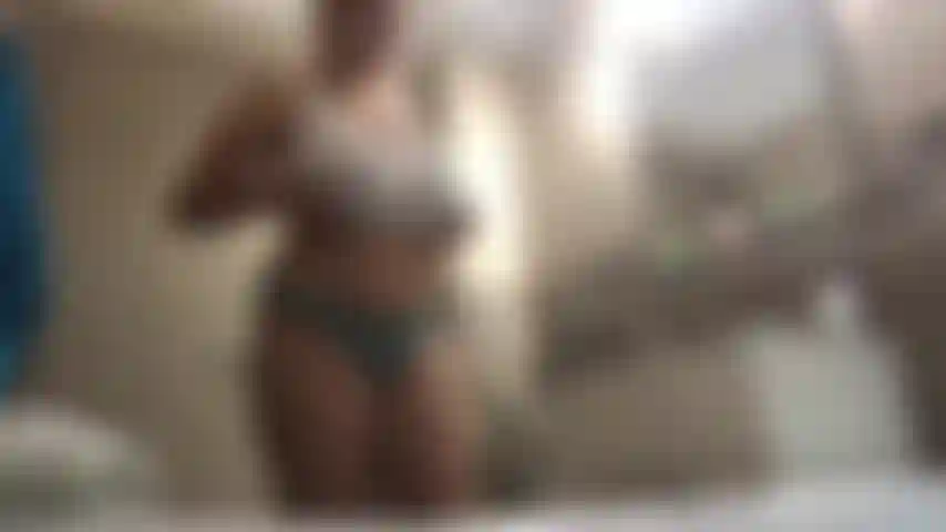 Pega fazendo topless fazendo tarefas domésticas.