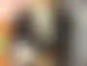 Strip-tease de roupão e seios bagunçados e oleosos.