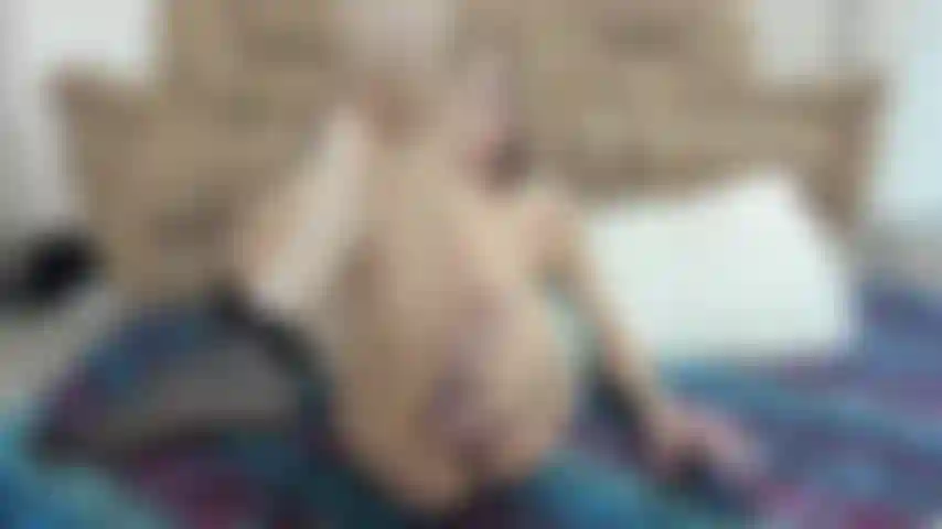 Mostrando meus pés e colocando as duas mãos em volta do meu pau.