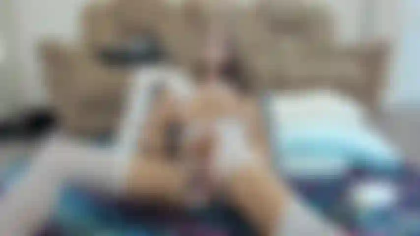 Agarrando e batendo em meu pau colossal.