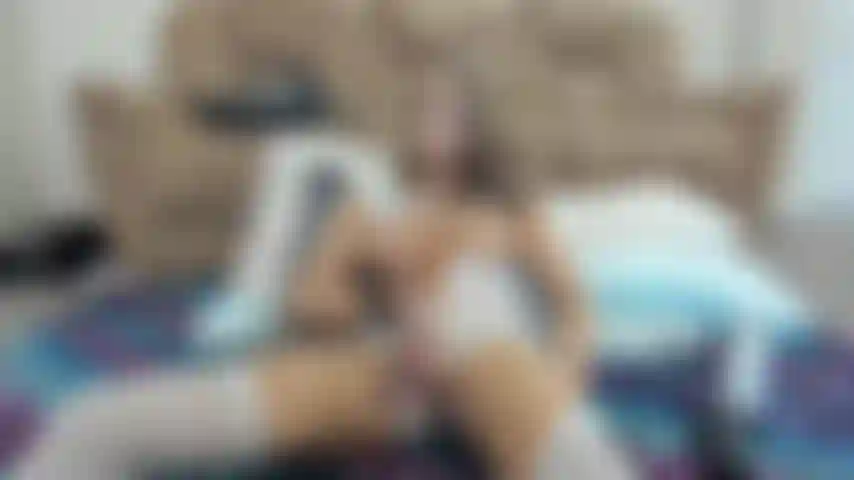 Ambas as mãos em volta do meu pau curvo, brilhante e cheio de veias.