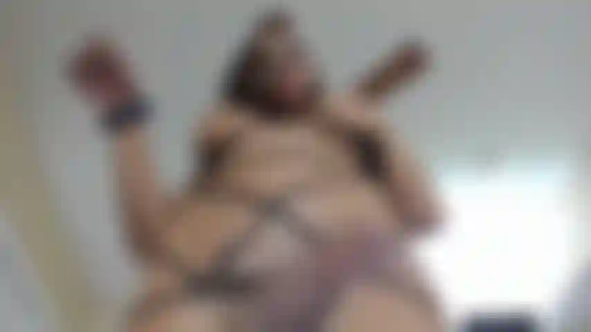 De pé sobre você e alimentando você com meu pau.