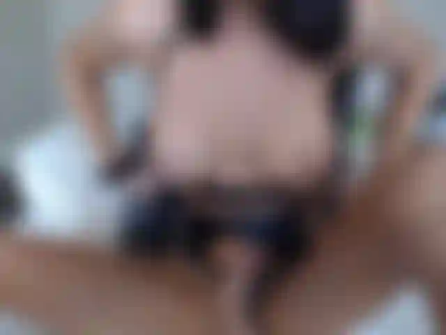 Balançando meu pau grande na frente da câmera e batendo na minha bunda para os telespectadores :).