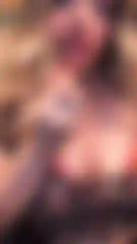 Gloss e provocação de roupa sexy (meias / croptop / tanga).