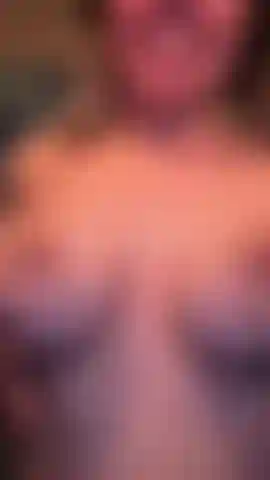 Loira malcriada em tranças peitinho fode e chupa | vibrador realista.