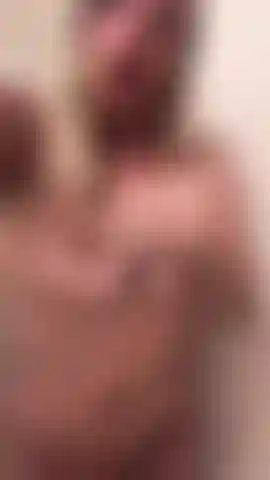 Nua e molhada: provocação sexy no banho.