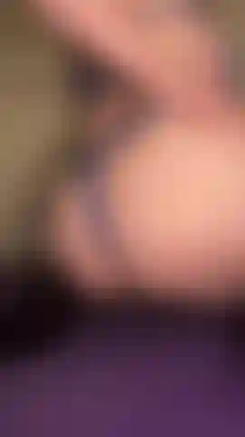 Bunda saltando e tremendo + esfregando a buceta rosa e provocando o idiota em uma tanga minúscula e lingerie pegajosa.