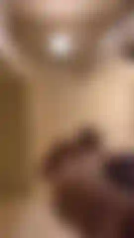 A deusa gigante ri da aberração insignificante e de pau pequeno, nua depois do banho.