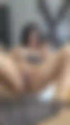 Masturbando minha bucetinha rosada e suculenta.