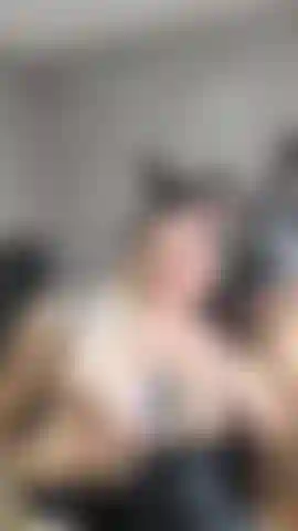 Massagem com óleo nos seios.