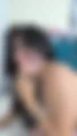 Me masturbando com o travesseiro, esfregando a buceta.