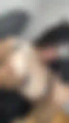 Venha e me dê seu esperma nos meus peitos.