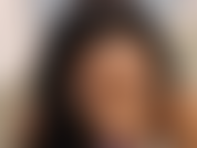 Jovem gostosa de ébano chupa vibrador como se fosse um pênis de verdade.