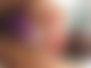 Uma jovem adolescente fofa fode e se engraxa com um vibrador enorme (parte 3).