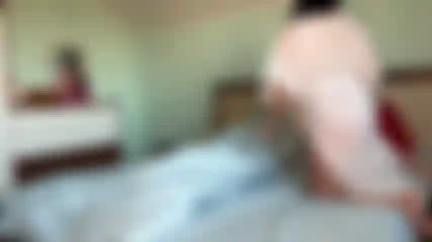 De manhã arrumo minha cama em posição e roupa sexy.