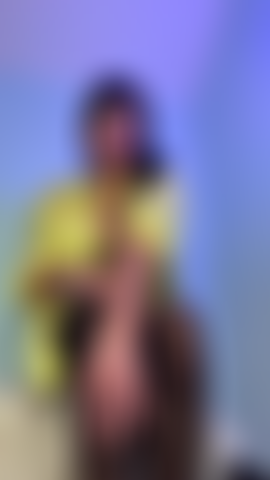 Provocando gostosamente com meia-calça preta.