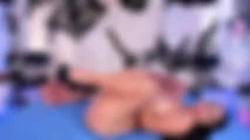 Alongamento antes de foder selvagem.