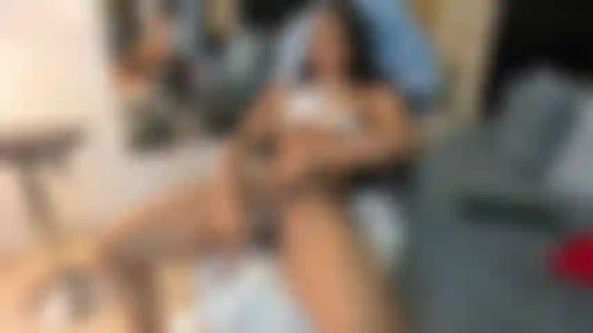 Aperto minhas pernas enquanto você me fode com força.